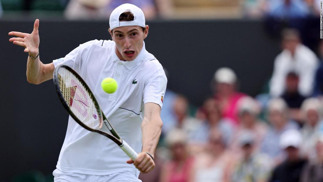 Wimbledon: Ugo Humbert arrives on court without his rackets