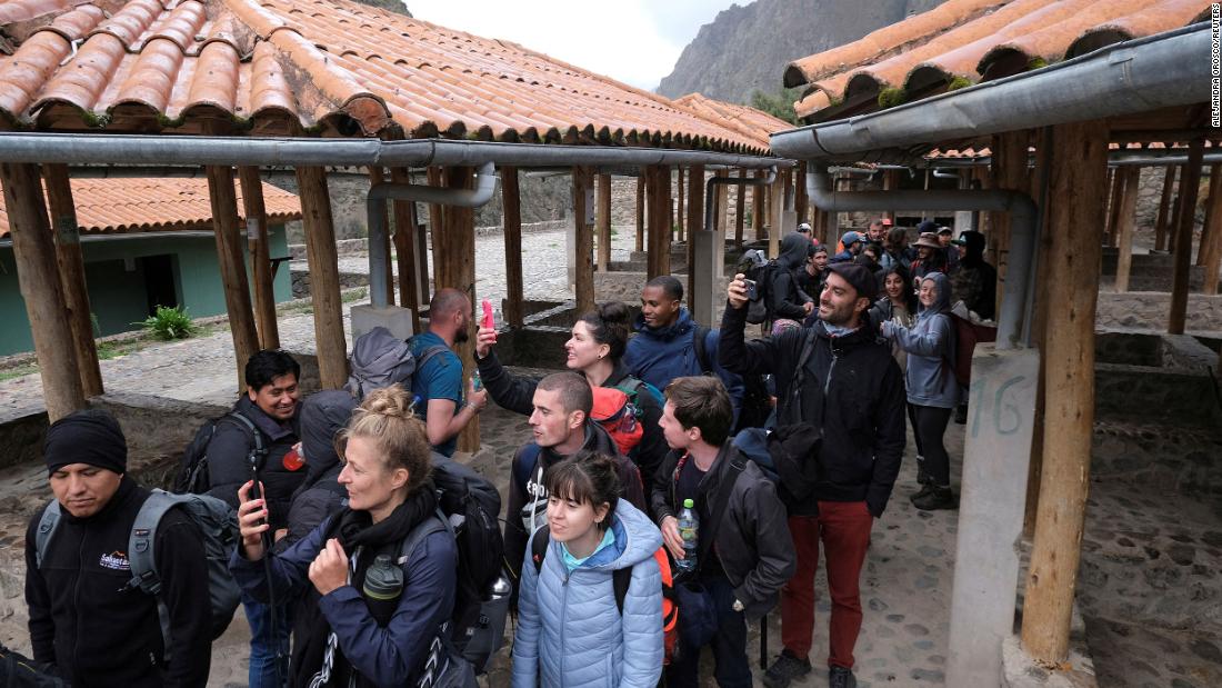 Peru evacuates hundreds of stranded tourists